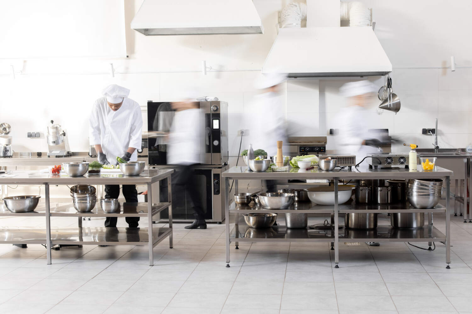 Cuisiniers professionnels en pleine action